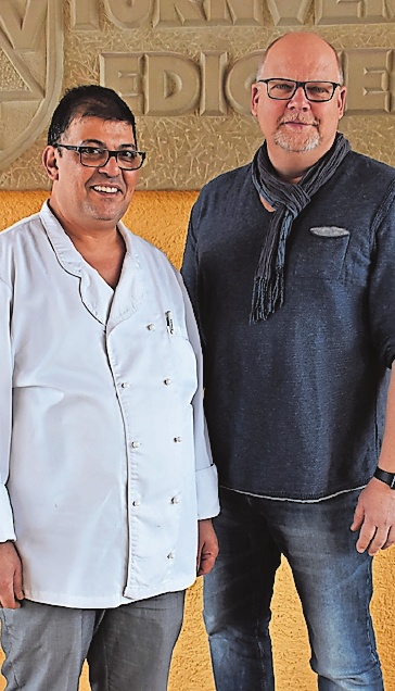 In der Edigheimer Vereinsgaststätte steht seit der Jahreswende Gamal Iskander amHerd (mit demTVE-Vereinsvorsitzenden Thorsten Binzer, rechts). In der Edigheimer Vereinsgaststätte steht seit der Jahreswende Gamal Iskander amHerd (mit demTVE-Vereinsvorsitzenden Thorsten Binzer, rechts).