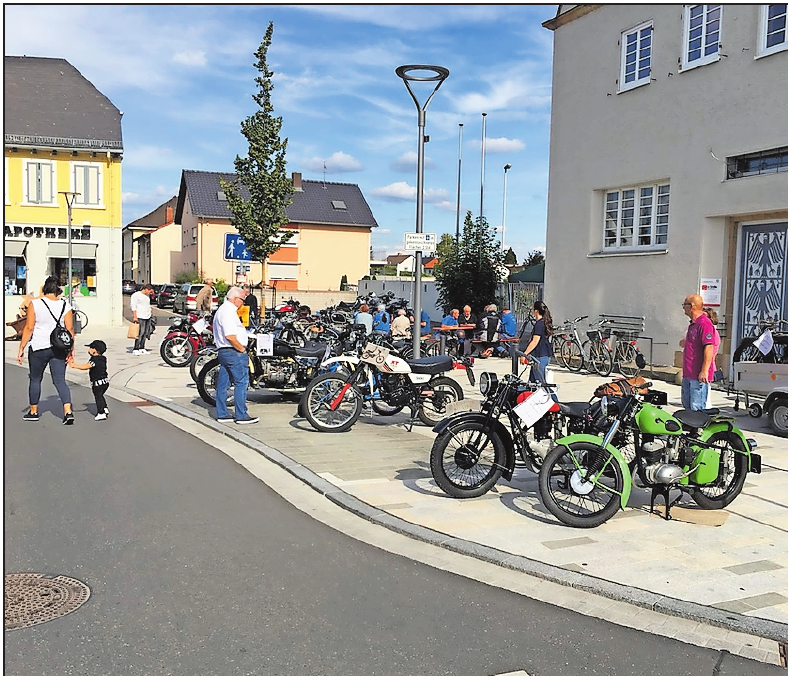 Oldtimer-Motorräder sind am Kerwesonntag in der Ludwigshafener Straße zu sehen. FOTO:MICHAEL HEMBERGER/FREI Oldtimer-Motorräder sind am Kerwesonntag in der Ludwigshafener Straße zu sehen. FOTO:MICHAEL HEMBERGER/FREI