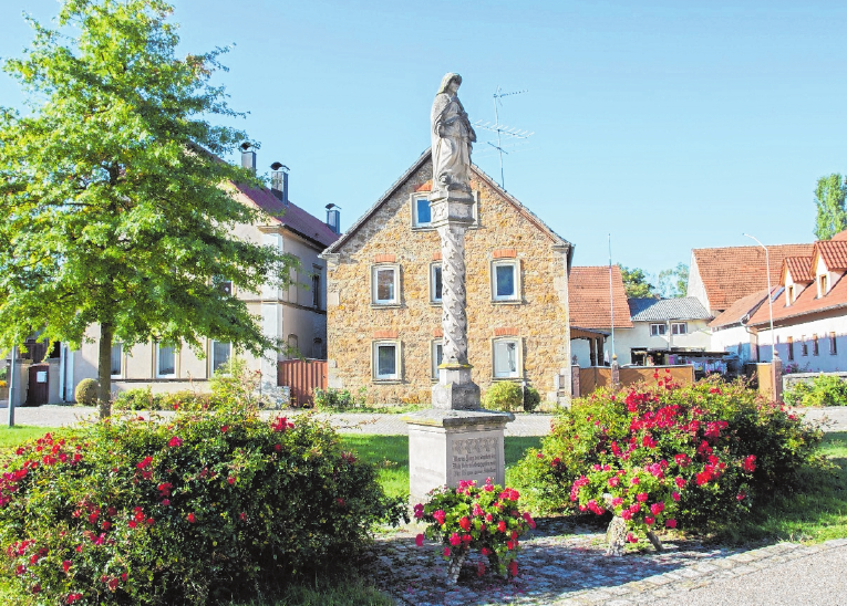 Besonders reich ist Dampfach an Flurdenkmälern: In seiner Gemarkung stehen alleine 18 Bildstöcke und Wegkreuze. Im Bild die 1876 errichtete Mariensäule. FOTO: ULRIKE LANGER Besonders reich ist Dampfach an Flurdenkmälern: In seiner Gemarkung stehen alleine 18 Bildstöcke und Wegkreuze. Im Bild die 1876 errichtete Mariensäule. FOTO: ULRIKE LANGER