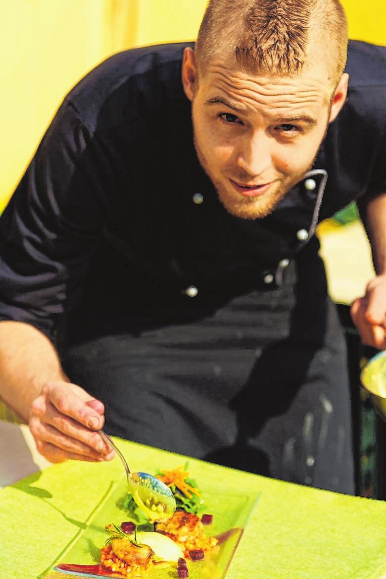 Auch das Auge isst mit, wenn Lukas Rönninger in der Küche zaubert. FOTO: CARMEN LECHNER Auch das Auge isst mit, wenn Lukas Rönninger in der Küche zaubert. FOTO: CARMEN LECHNER