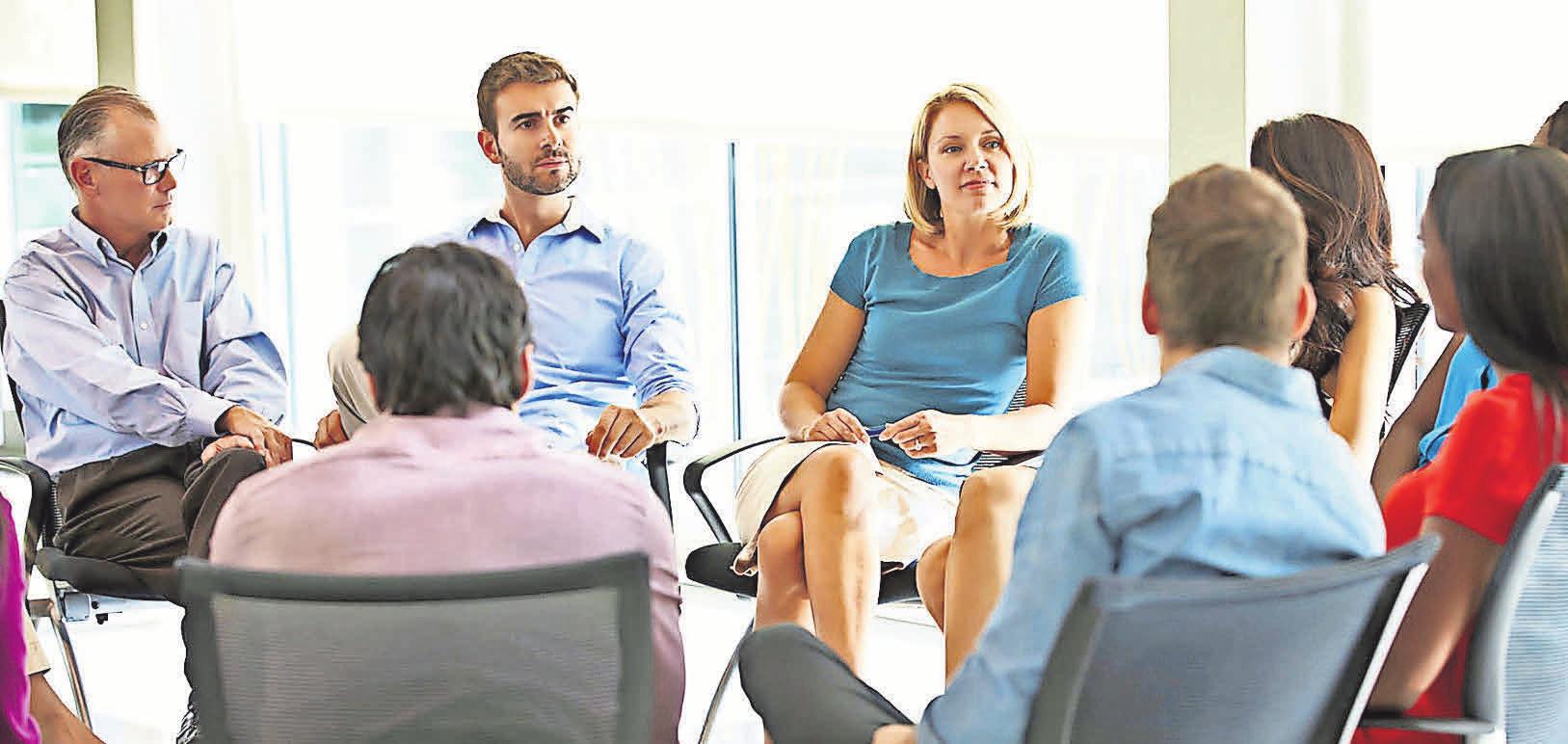 Ob im Meeting oder am Schreibtisch - Büroarbeit ist meist Sitzarbeit. FOTO: DJD/OFA BAMBERG/THX Ob im Meeting oder am Schreibtisch - Büroarbeit ist meist Sitzarbeit. FOTO: DJD/OFA BAMBERG/THX