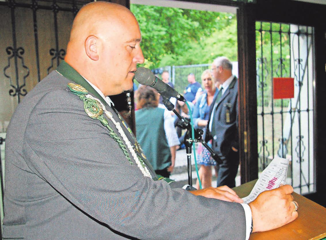 Jugendleiter Andreas Droßmann gibt die Majestäten seiner Abteilung bekannt. Jugendleiter Andreas Droßmann gibt die Majestäten seiner Abteilung bekannt.