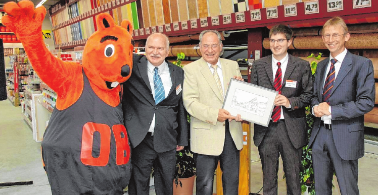 Der Pionier im Gewerbegebiet Ost: Im Juli 2006 wurde der neue Obi-Baumarkt eröffnet. Darüber freuen sich (von links) das Obi-Maskottchen, Alfred Wagner, der damalige Haßfurter Bürgermeister Rudi Eck, Christian Wagner und und OBI-Vorstand Wolfram Stroese. ARCHIVFOTO: ULRIKE LANGER Der Pionier im Gewerbegebiet Ost: Im Juli 2006 wurde der neue Obi-Baumarkt eröffnet. Darüber freuen sich (von links) das Obi-Maskottchen, Alfred Wagner, der damalige Haßfurter Bürgermeister Rudi Eck, Christian Wagner und und OBI-Vorstand Wolfram Stroese. ARCHIVFOTO: ULRIKE LANGER