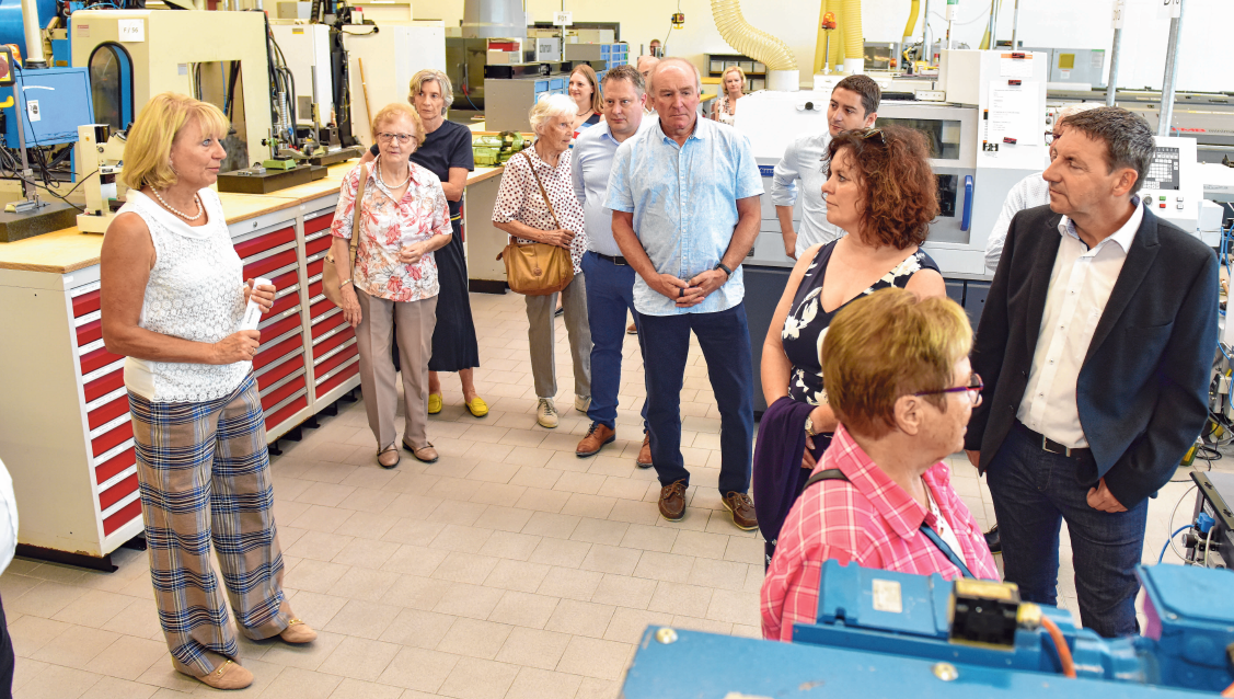 Führungen durch die Produktion gehörten zum Programm bei der Einweihung; links im Bild Geschäftsführerin Hildegard Kreidler FOTOS: LIS Führungen durch die Produktion gehörten zum Programm bei der Einweihung; links im Bild Geschäftsführerin Hildegard Kreidler FOTOS: LIS