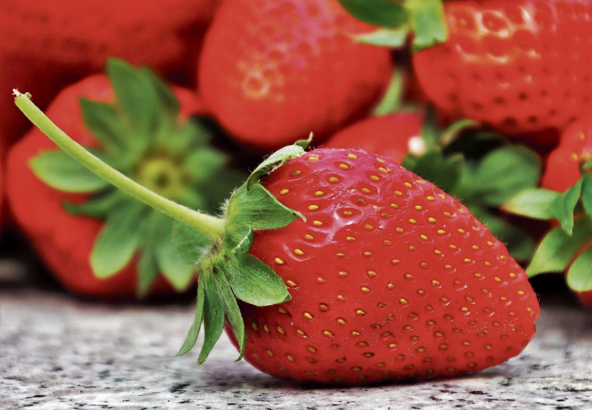 Erdbeeren sind nicht nur hübsch sondern auch noch richtig gesund. Mit ihrem Anteil an Kalium, Eisen, Magnesium und Kalziumbieten sie viele Mineralstoffe.