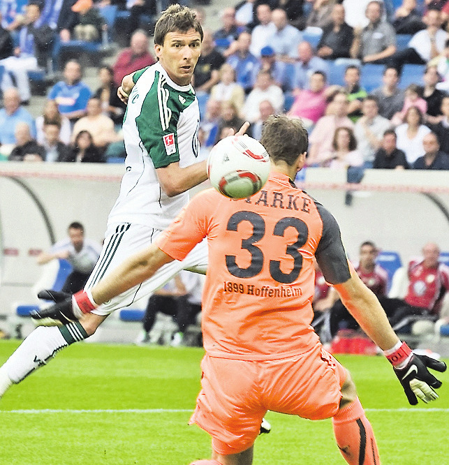 2011: VfL-Stürmer Mario Mandzukic (h.) traf am letzten Spieltag beim 3:1 des VfL bei 1899 Hoffenheim doppelt. Imago Sven Simon/07902752 