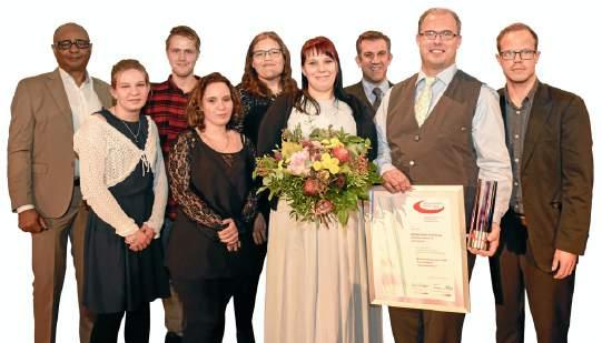 Michael Görner (2. v. r.) nahm alle Mitarbeiter zur Preisverleihung mit. Michael Görner (2. v. r.) nahm alle Mitarbeiter zur Preisverleihung mit.