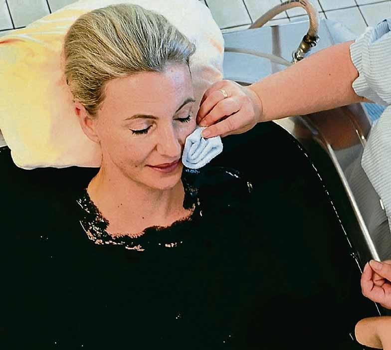 Wird in einigen Kurkliniken angeboten: ein heilsames Bad im Moor. Die natürlichen Wirkstoffe, die in der schwarzen Moorerde stecken, besitzen heilende oder lindernde Eigenschaften bei Erkrankungen des Bewegungsapparates, rheumatischen Erkrankungen wie Arthrose, Polyarthritis, Morbus Bechterew, Gicht und Osteoporose. Foto: Eisenmoorbad Bad Schmiedeberg-Kur-GmbH/Waltraud Grubitzsch Wird in einigen Kurkliniken angeboten: ein heilsames Bad im Moor. Die natürlichen Wirkstoffe, die in der schwarzen Moorerde stecken, besitzen heilende oder lindernde Eigenschaften bei Erkrankungen des Bewegungsapparates, rheumatischen Erkrankungen wie Arthrose, Polyarthritis, Morbus Bechterew, Gicht und Osteoporose. Foto: Eisenmoorbad Bad Schmiedeberg-Kur-GmbH/Waltraud Grubitzsch