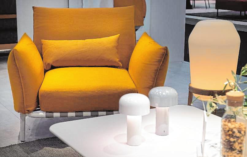 Die Farbe Gelb findet sich zunehmend im Wohnraum. Ein Sessel – hier von Dedon – bietet sich für den starken Farbton besonders an und kommt in Kombination mit einer farblich neutral gehaltenen Couch gut zur Geltung. Die Farbe Gelb findet sich zunehmend im Wohnraum. Ein Sessel – hier von Dedon – bietet sich für den starken Farbton besonders an und kommt in Kombination mit einer farblich neutral gehaltenen Couch gut zur Geltung.