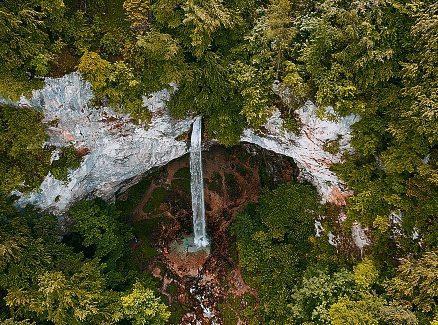 Der Wildensteiner Wasserfall in Gallizien ist ein beeindruckendes Naturschauspiel.