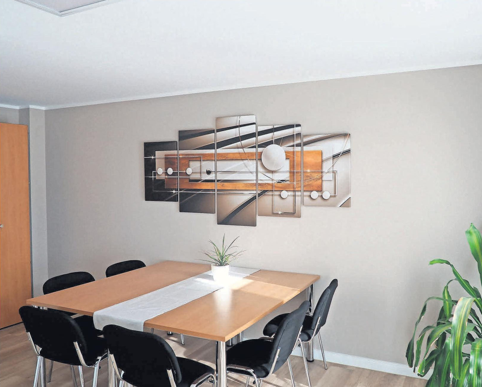 Der große Besprechungsraum im Erdgeschoss bietet viel Platz für Meetings und auch für Eigentümerversammlungen. Der große Besprechungsraum im Erdgeschoss bietet viel Platz für Meetings und auch für Eigentümerversammlungen.