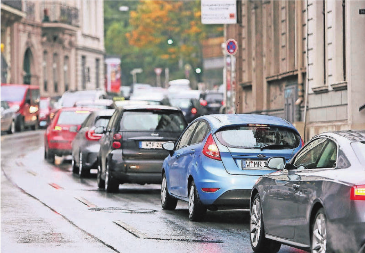 Im Sinne der Klimaneutralität muss der Autoverkehr massiv zurückgebaut werden, findet Anja Bierwirth vom Wuppertal Institut. Im Sinne der Klimaneutralität muss der Autoverkehr massiv zurückgebaut werden, findet Anja Bierwirth vom Wuppertal Institut.