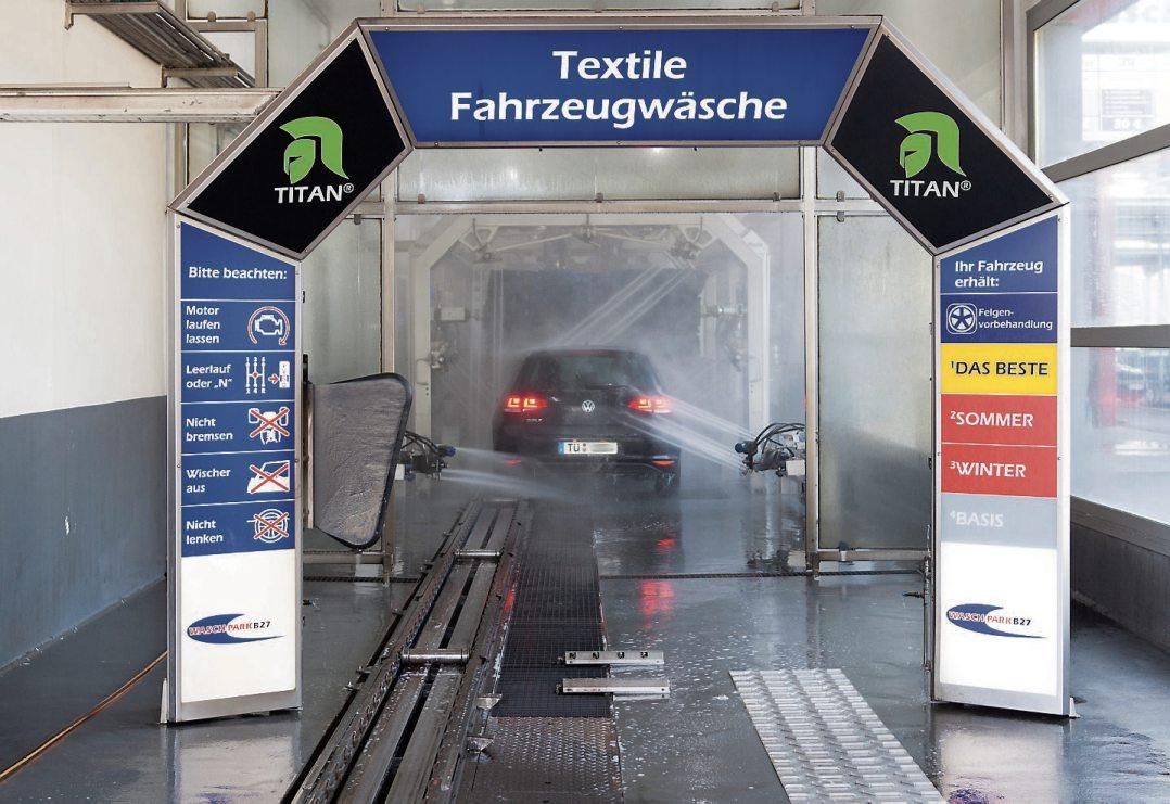 Darüber hinaus gibt es eine Portalwaschanlage für größere Fahrzeuge wie zum Beispiel Kleintransporter und Wohnmobile. Zudemstehen fünf Waschboxen in der SB-Anlage zur Verfügung und ganz neu: ein hochmoderner Fahrradwaschständer! Bild: Uhland 2