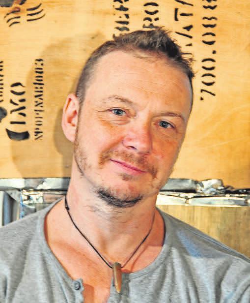 Musiker Jens Hasselmann präsentiert mit seinen Mitstreitern das maritimösterliche Programm am Sonntagabend in der Kulturscheune. Foto: HOLGER VONBERG Musiker Jens Hasselmann präsentiert mit seinen Mitstreitern das maritimösterliche Programm am Sonntagabend in der Kulturscheune. Foto: HOLGER VONBERG