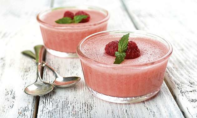 Zum Nachtisch kann ein fettarmes Dessert, wie etwa das Buttermilch-Himbeer-Gelee, auf den Tisch kommen. Zum Nachtisch kann ein fettarmes Dessert, wie etwa das Buttermilch-Himbeer-Gelee, auf den Tisch kommen.
