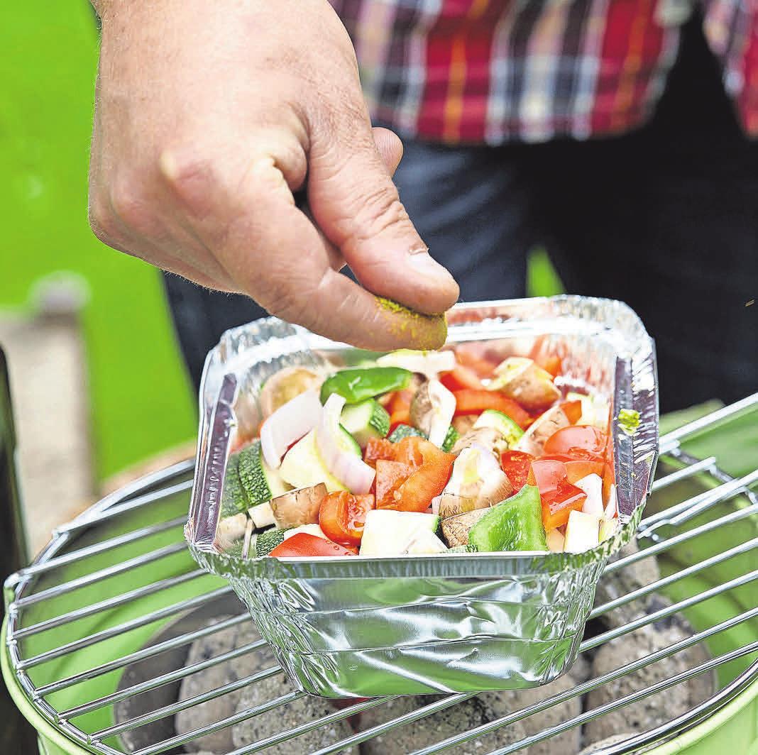 Tomaten können mit einer Marinade aus Olivenöl, Basilikum und Knoblauch gewürzt werden. Fotos (2): Pressebüro Obst & Gemüse – 1000 gute Gründe Tomaten können mit einer Marinade aus Olivenöl, Basilikum und Knoblauch gewürzt werden. Fotos (2): Pressebüro Obst & Gemüse – 1000 gute Gründe