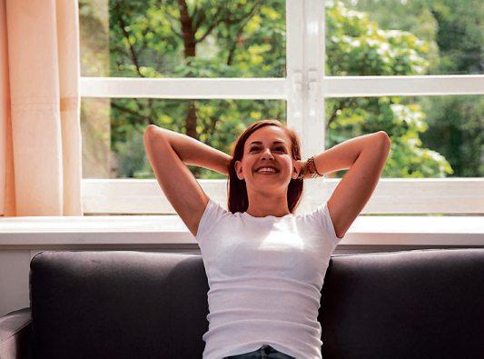 Fenster mit Wärmeschutzverglasung schließen dicht, so dass weniger Zugluft entsteht. Bild: Andrey_Popov/shutterstock.com/akz-o