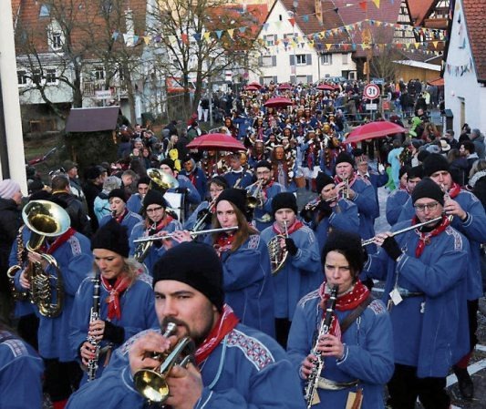 Die Dettinger Lumpenkapelle „Nie-Net“ sorgt auf der Dettinger Fasnet im ganzen Ort für ausgelassene Stimmung. Die Dettinger Lumpenkapelle „Nie-Net“ sorgt auf der Dettinger Fasnet im ganzen Ort für ausgelassene Stimmung.