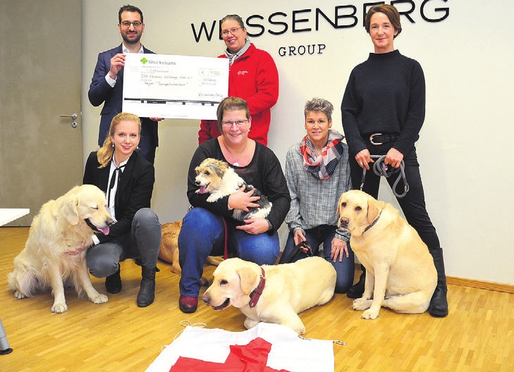 Milad Safar überreichte an das Therapiehundeteam des DRK die Spende der Weissenberg Group. Foto: of Milad Safar überreichte an das Therapiehundeteam des DRK die Spende der Weissenberg Group. Foto: of