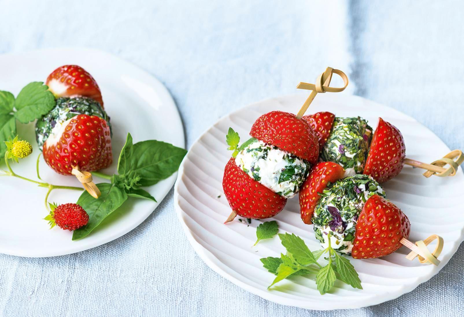 Fruchtiges mit pikanter Note: Dafür Erdbeeren und Kräuterfrischkäsebällchen auf kleine Spießchen stecken. Foto: dpa Fruchtiges mit pikanter Note: Dafür Erdbeeren und Kräuterfrischkäsebällchen auf kleine Spießchen stecken. Foto: dpa