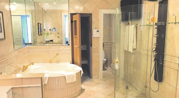 Im edlen Badbefindetsich nichtnur einePrivatsauna, sondernzudem eine Jacuzzi-Badewanne. Bild: Büge Im edlen Badbefindetsich nichtnur einePrivatsauna, sondernzudem eine Jacuzzi-Badewanne. Bild: Büge