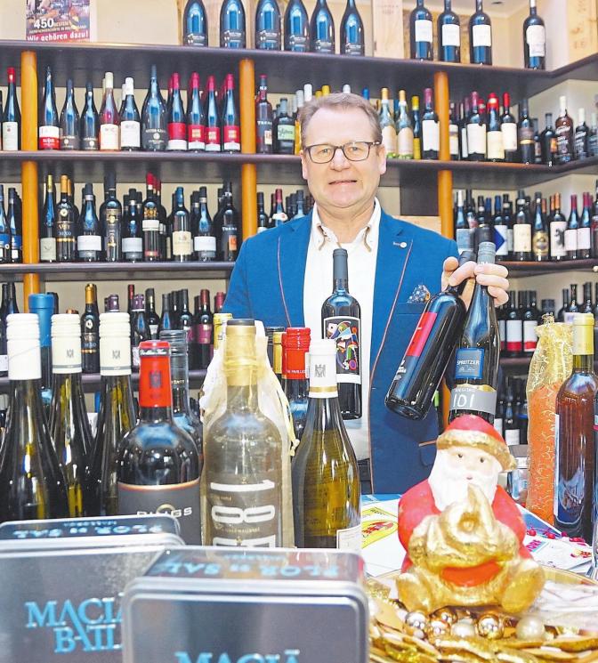 Bietet edle Tropfen: Gerhard Levehat eine große Auswahl.. Foto: Bulla Bietet edle Tropfen: Gerhard Levehat eine große Auswahl.. Foto: Bulla