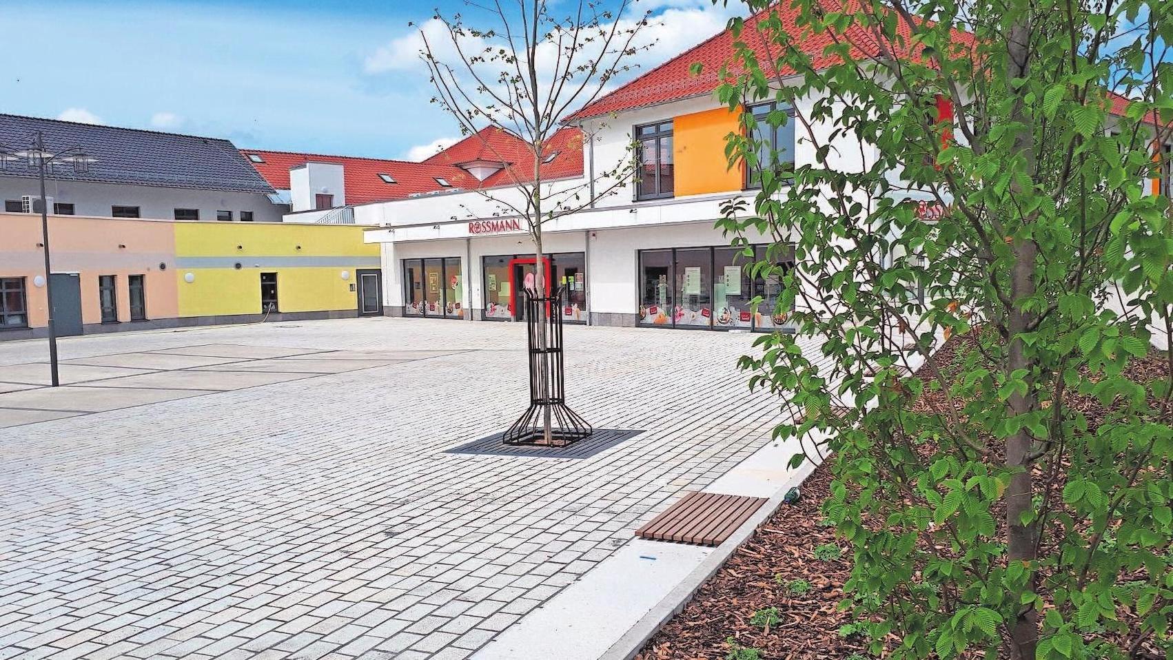 Bei dem Carree handelt es sich nicht um einen geschlossenen Einzelbau. Vielmehr ist das Projekt gegliedert und hat einen Marktplatzcharakter erhalten. Bei dem Carree handelt es sich nicht um einen geschlossenen Einzelbau. Vielmehr ist das Projekt gegliedert und hat einen Marktplatzcharakter erhalten.