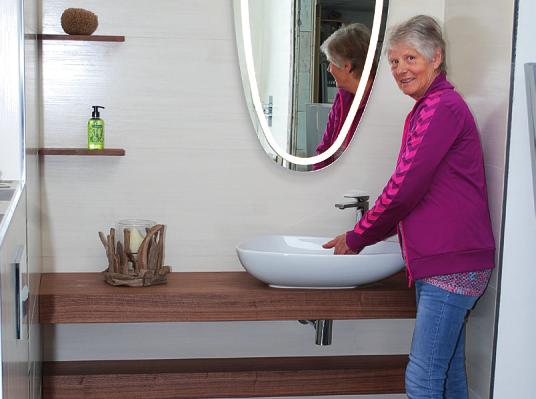 Heidrun Kretzschmar berät Kunden, wenn es um schicke Kombinationen von Fliesen im Bad geht Fotos: Tina Jordan