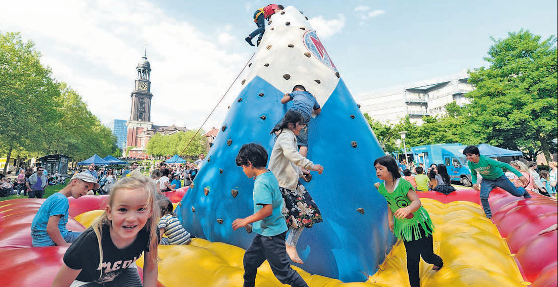Großer Spaß für kleine Leute beim Hüpfen, Klettern oder Schnuppersegeln Foto: Hamburg Messe und Congress, Hartmut Zielke, Nico Maack