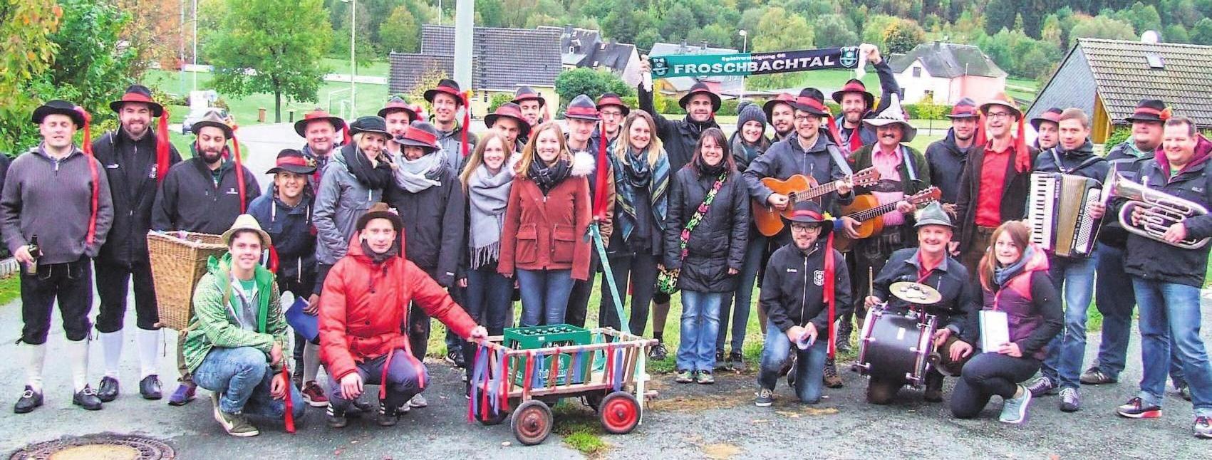 Nach dem Frühschoppen brechen die „Derbich“-Burschen zum Ständerla-Singen auf. Foto: S. H. Nach dem Frühschoppen brechen die „Derbich“-Burschen zum Ständerla-Singen auf. Foto: S. H.