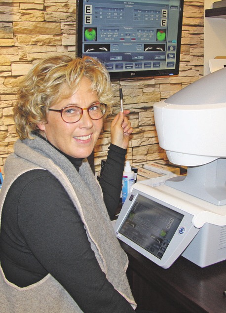 Janiene Johann-to-Settel macht eine Augenanalyse mit neuester Technik Foto: Frauke Pöhlsen