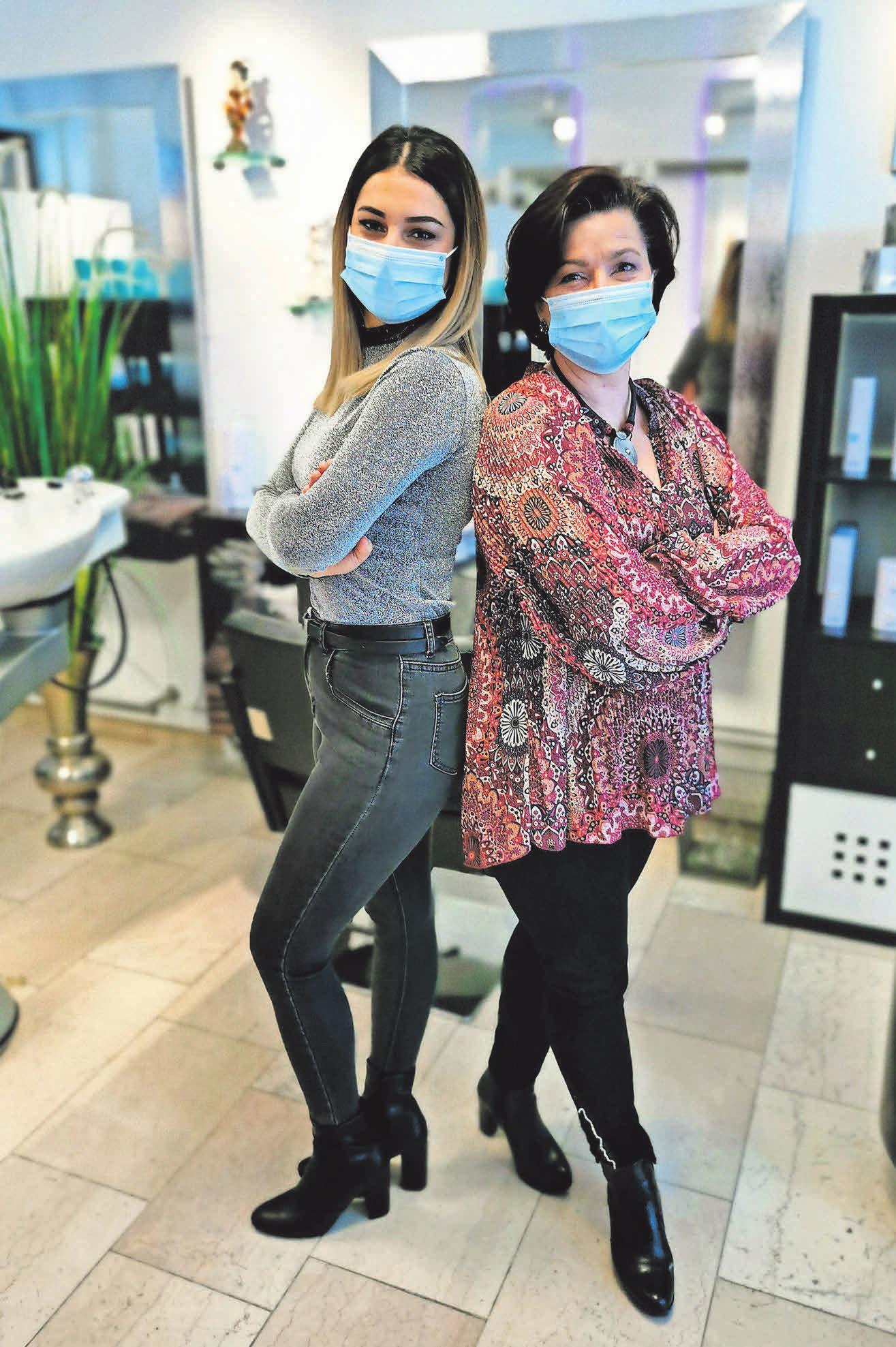 Youngstylistin Jasmin Al Dalo (links) arbeitet im Geschäft ab sofort Seite an Seite mit Inhaberin Martina Thuns. Youngstylistin Jasmin Al Dalo (links) arbeitet im Geschäft ab sofort Seite an Seite mit Inhaberin Martina Thuns.