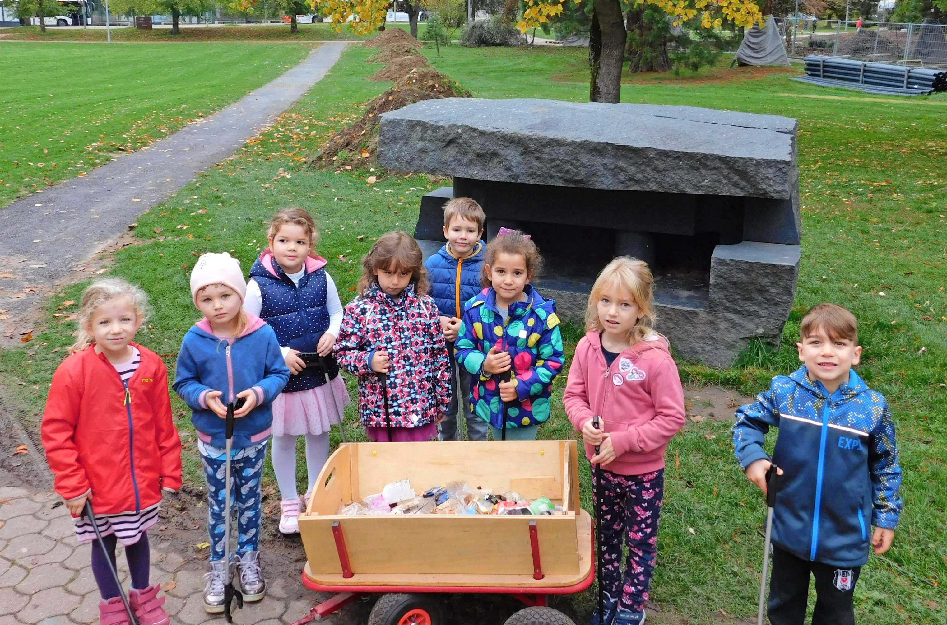Die Kinder der Kita Grabenstraße sorgen sich um die Umwelt und sammelten deswegen weggeworfenen Müll im Stadtpark auf. Foto: Kita Grabenstraße Die Kinder der Kita Grabenstraße sorgen sich um die Umwelt und sammelten deswegen weggeworfenen Müll im Stadtpark auf. Foto: Kita Grabenstraße