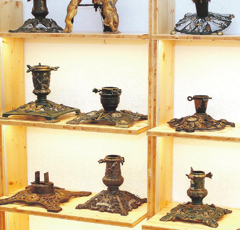 Bundes- oder vielleicht sogar weltweit einmalig: das Lienzinger Museum mit ständig gezeigten rund 350 Christbaumständern. Bundes- oder vielleicht sogar weltweit einmalig: das Lienzinger Museum mit ständig gezeigten rund 350 Christbaumständern.
