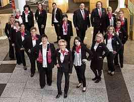 Mitarbeiter der Geschäftsstelle Friedensallee haben für das Pressefoto Aufstellung in einem symbolischen Herz genommen. FOTOS: SALZLANDSPARKASSE Mitarbeiter der Geschäftsstelle Friedensallee haben für das Pressefoto Aufstellung in einem symbolischen Herz genommen. FOTOS: SALZLANDSPARKASSE