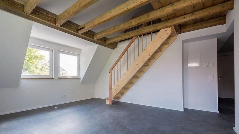 Bild links: Die Wohnung im Dachgeschoss des Gebäudes mit den alten, aufbereiteten Holzbalken. Bild links: Die Wohnung im Dachgeschoss des Gebäudes mit den alten, aufbereiteten Holzbalken.