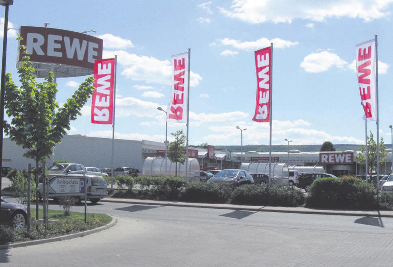 REWE-Kunden können auch den Abholservice nutzen, denn nicht jeder geht während der Pandemie gern selbst einkaufen. REWE-Kunden können auch den Abholservice nutzen, denn nicht jeder geht während der Pandemie gern selbst einkaufen.