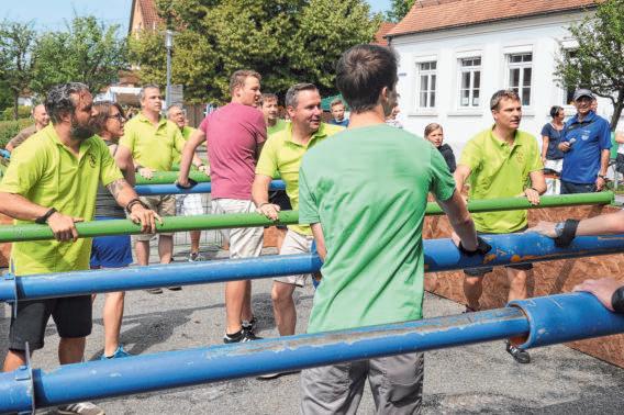 Stets eine Mordsgaudi: Bestens durchtrainierte „Menschenkicker“ bei ihrer sportlichen Betätigung. Stets eine Mordsgaudi: Bestens durchtrainierte „Menschenkicker“ bei ihrer sportlichen Betätigung.