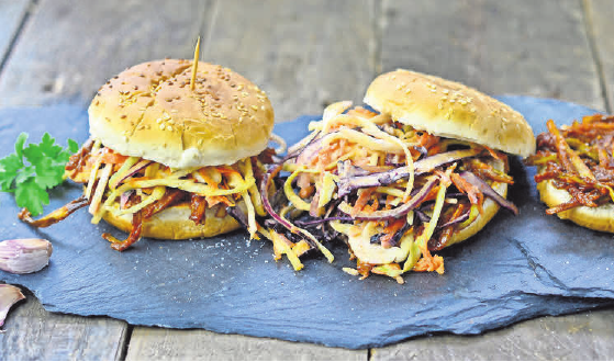 Wie wäre es mit einer Bananensoße für den Burger? Süße und Würze passen gut zusammen, sagen Köche. Foto: Imke Leber/ dpa-mag Wie wäre es mit einer Bananensoße für den Burger? Süße und Würze passen gut zusammen, sagen Köche. Foto: Imke Leber/ dpa-mag