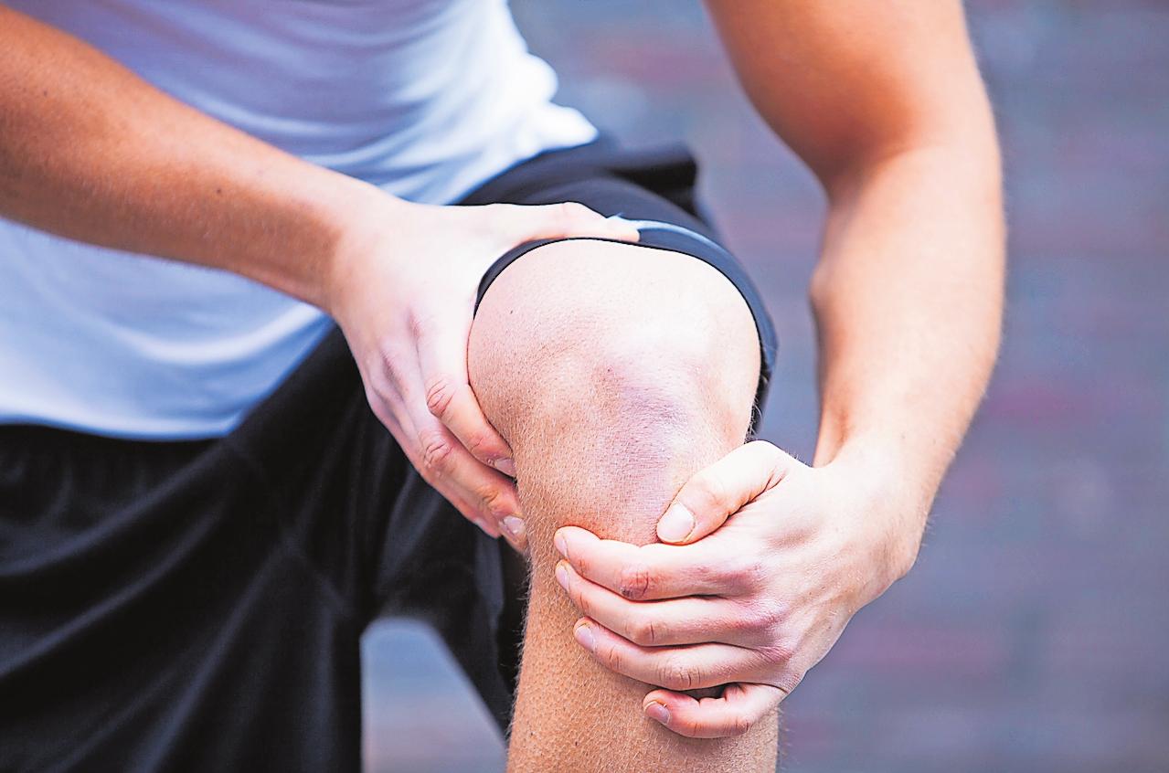 Wenn das Knie schmerzt, können leichte Übungen hilfreich sein. FOTO: DPA/TMN Wenn das Knie schmerzt, können leichte Übungen hilfreich sein. FOTO: DPA/TMN