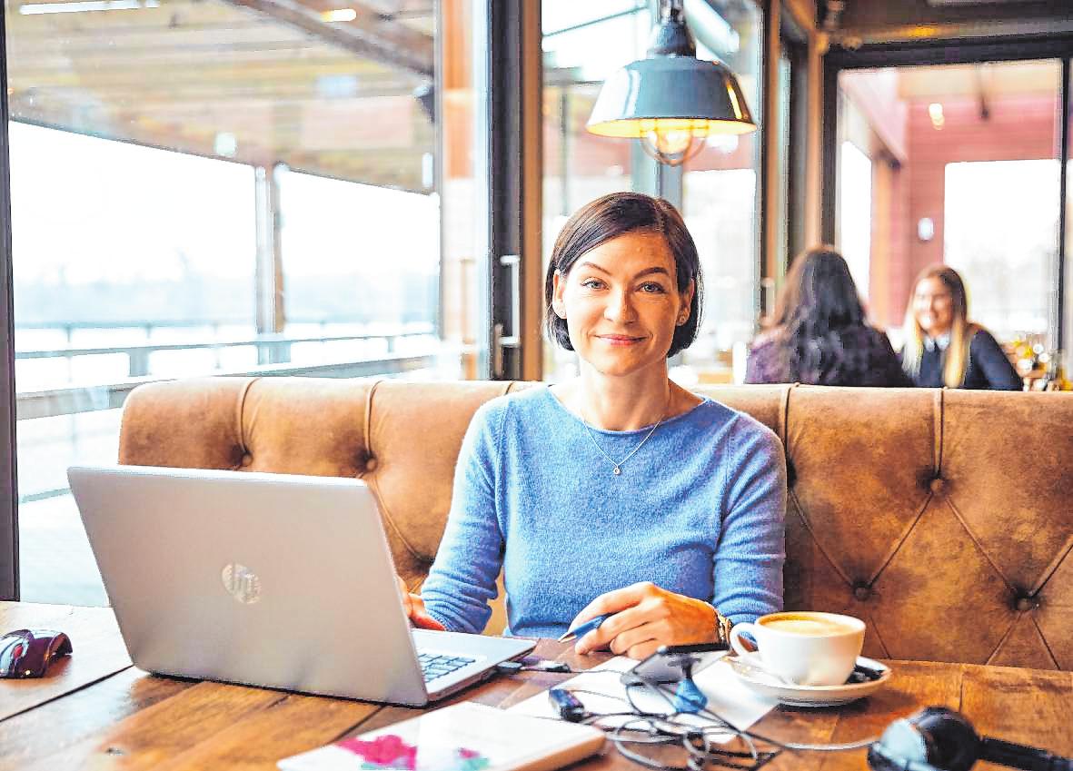 Mobiles Arbeit bei Roche Diagnostics: Yvonne Penderak aus der Personalabteilung. BILD: ROCHE Mobiles Arbeit bei Roche Diagnostics: Yvonne Penderak aus der Personalabteilung. BILD: ROCHE