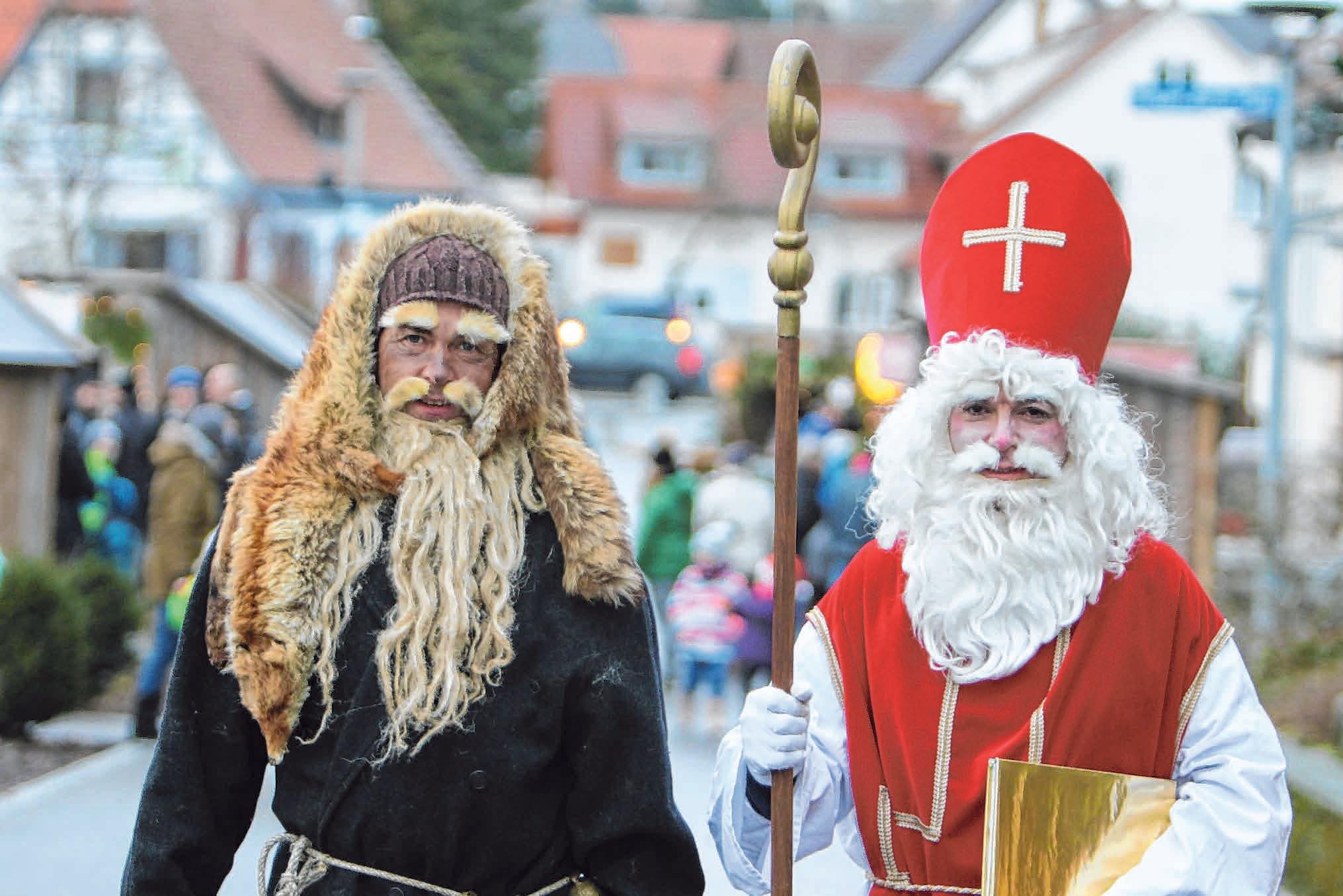 Auch wenn Knecht Ruprecht im wärmenden Fuchspelz in Ostrach vorbeischaut, fuchsteufelswild wird er dennoch nicht. Dafür sorgt schon der Nikolaus. Das Niko- Gespann wird um 16 Uhr erwartet. FOTOS: NICOLE FRICK (3) / PR Auch wenn Knecht Ruprecht im wärmenden Fuchspelz in Ostrach vorbeischaut, fuchsteufelswild wird er dennoch nicht. Dafür sorgt schon der Nikolaus. Das Niko- Gespann wird um 16 Uhr erwartet. FOTOS: NICOLE FRICK (3) / PR