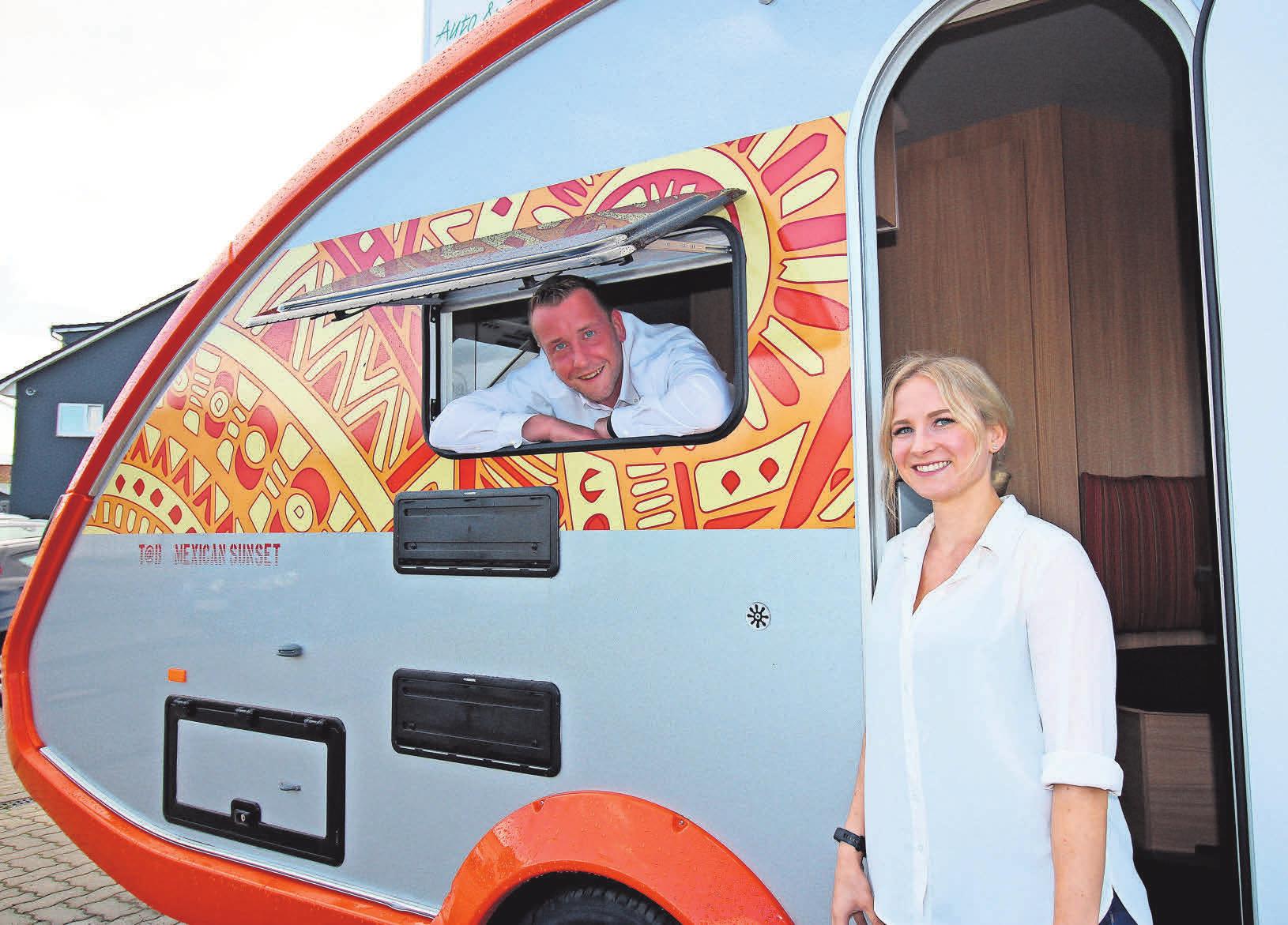 Platz ist im kleinsten Caravan, wie Nina Michalzik und Tim Schneider demonstrieren. Foto: pa Platz ist im kleinsten Caravan, wie Nina Michalzik und Tim Schneider demonstrieren. Foto: pa