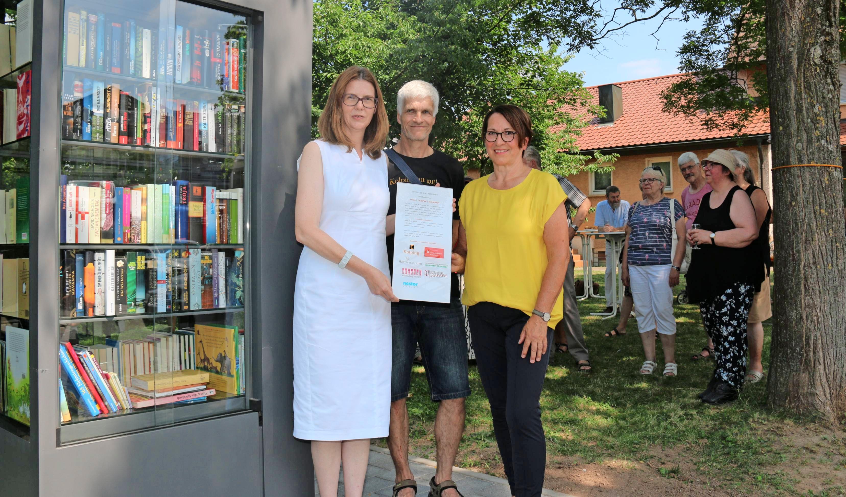 Im Garten des Kolpinghauses weihten die Projektpartner den offenen Bücherschrank ein: (von links) Bürgermeisterin Dr. Suzanne Mösel, Eberhard Vogt, Vorsitzender der Kolpingsfamilie, und Anke Karch vom Internationalen Gremium. Foto: snp Im Garten des Kolpinghauses weihten die Projektpartner den offenen Bücherschrank ein: (von links) Bürgermeisterin Dr. Suzanne Mösel, Eberhard Vogt, Vorsitzender der Kolpingsfamilie, und Anke Karch vom Internationalen Gremium. Foto: snp