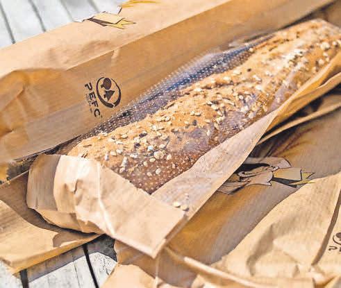 Den Einkauf für die Frühstückspause packt der Bäcker in eine Brötchentüte mit dem Siegel. Den Einkauf für die Frühstückspause packt der Bäcker in eine Brötchentüte mit dem Siegel.