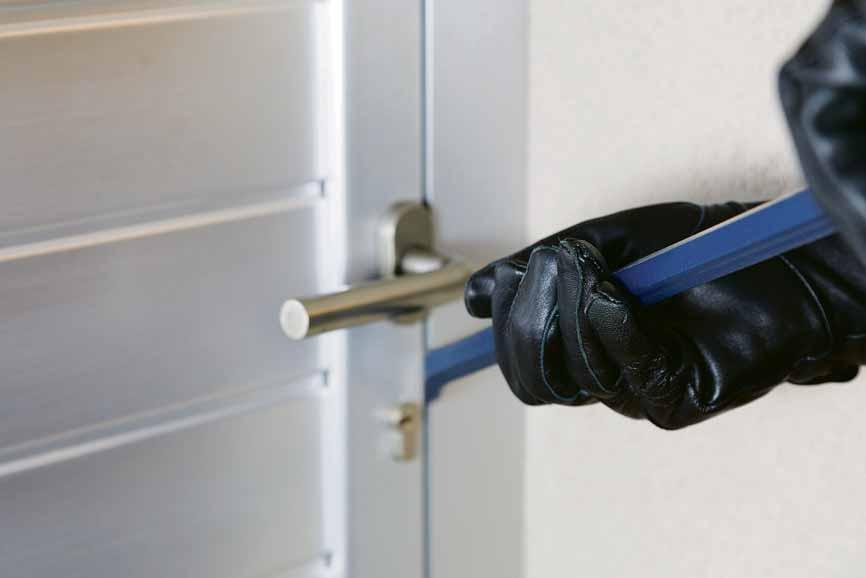 Einfach Türen bieten in der Regel keinen Schutz und können vom Einbrecher mit einfachem Werkzeug aufgehebelt werden. Foto: stock.adobe.com Einfach Türen bieten in der Regel keinen Schutz und können vom Einbrecher mit einfachem Werkzeug aufgehebelt werden. Foto: stock.adobe.com