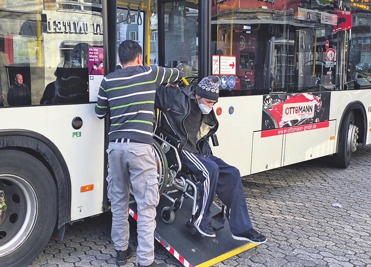 Die Busse verfügen über Rampen, mit deren Hilfe Rollstuhlfahrer in die Fahrzeuge gelangen beziehungsweise diese verlassen können