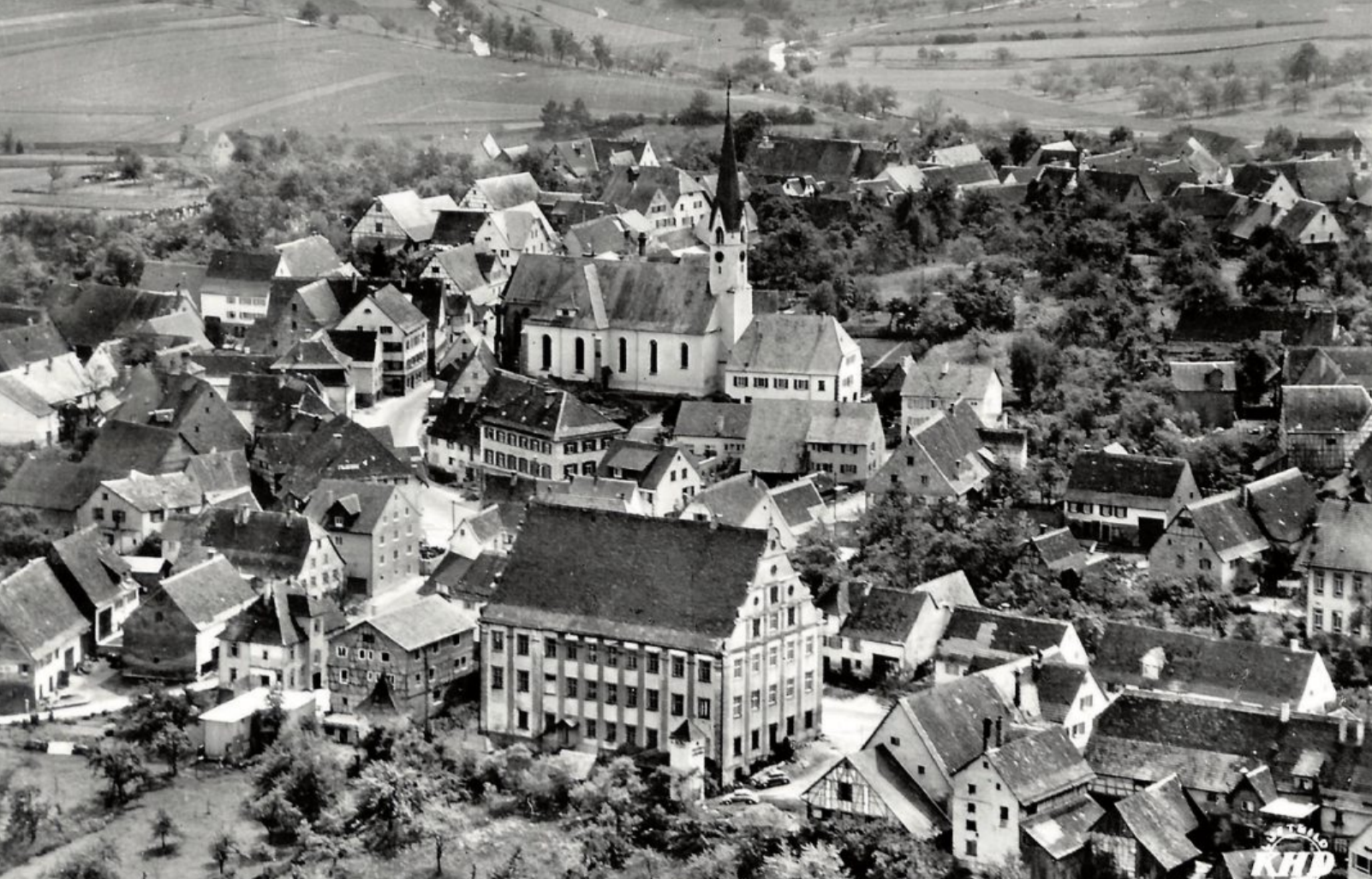 Das Bild aus dem Jahr 1955 ist aus „Die alten Herren von Nordstetten – Geschichte und Geschichten aus einem schwäbischen Judendorf“, die von Hans-Josef Ruggaber, Bruno Springmann und Manfred Steck zusammengestellt und erzählt werden. Bislang gibt es vier Bände, die bei der Ortsverwaltung Nordstetten erhältlich sind.