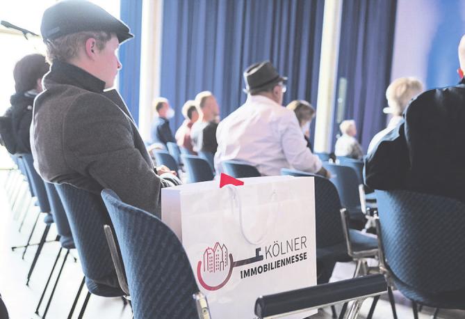 Interessierte Gäste informierten sich bei den Vorträgen über Kauf, Verkauf und Finanzierung Interessierte Gäste informierten sich bei den Vorträgen über Kauf, Verkauf und Finanzierung