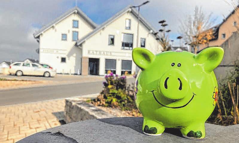 Das Sparschwein vor dem neuen Rathaus freut sich tierisch: Ende des Jahres wird Hohentengen knapp neun Millionen Euro auf der hohen Kante haben. Wenn das mal keine gute Nachricht ist ... FOTOS: KUHLMANN